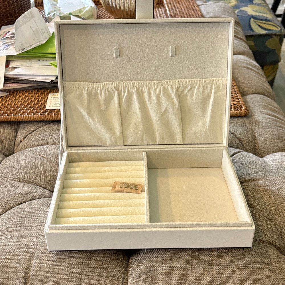 RADLEY LONDON white jewelry case with gold logo
